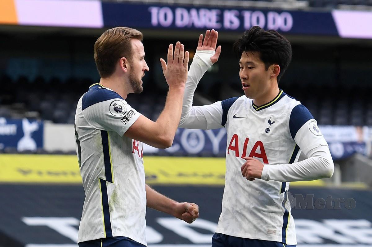 Penyerang Tottenham, Harry Kane (kiri) meraikan jaringan bersama Heung-Min pada aksi Liga Perdana Inggeris. FOTO AFP 