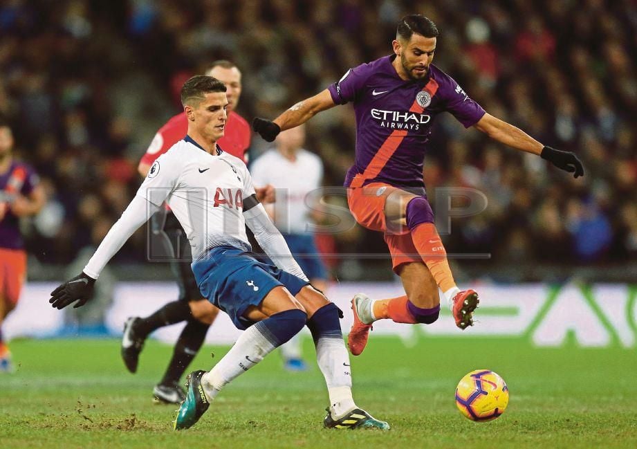 LAMELA (kiri) berebut bola dengan pemain tengah Manchester City dari Algeria, Riyad Mahrez pada perlawanan Liga Perdana Inggeris di Stadium Wembley di London pada 29 Oktober lalu. FOTO AFP.