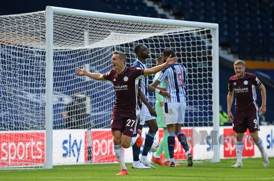 Timothy Castagne (kiri) menjaringkan gol pembukaan buat Leicester. FOTO AFP