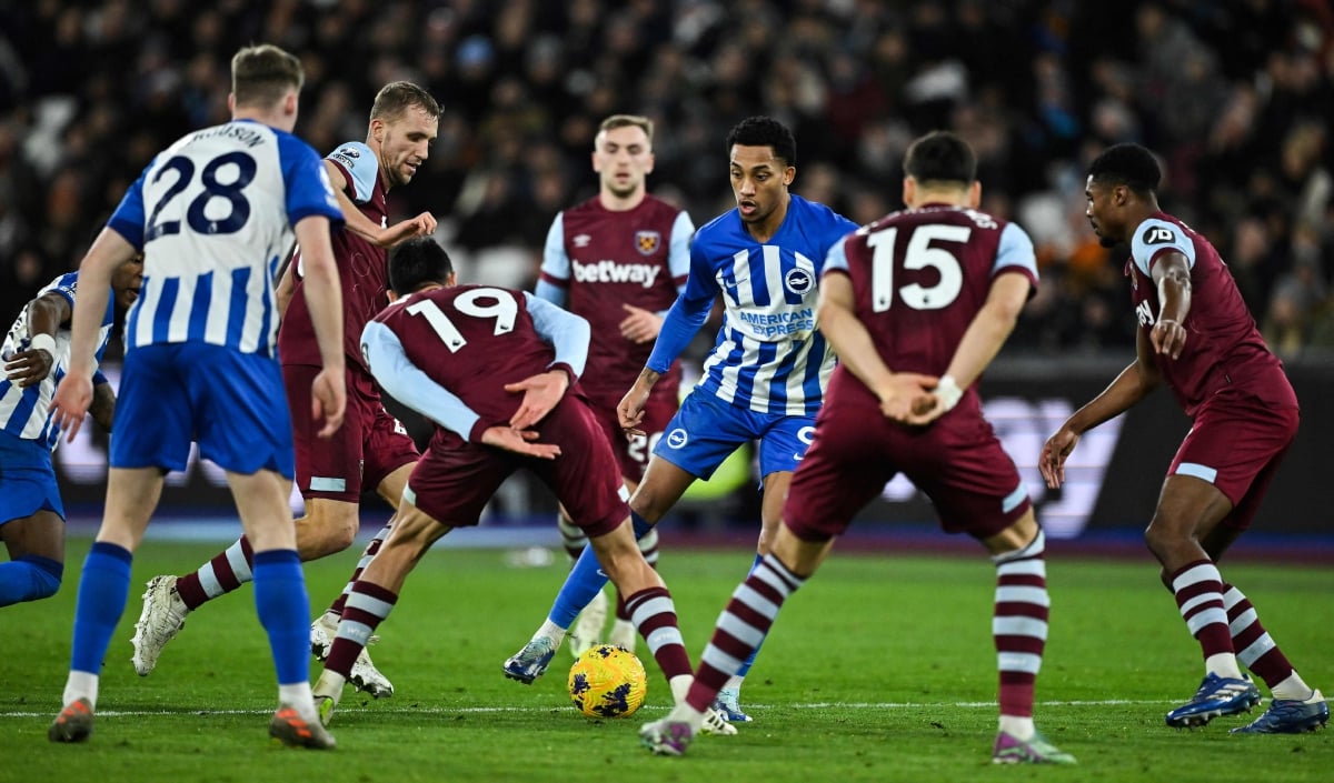 PENYERANG Brighton Joao Pedro (tengah) mengawal bola daripada dirampas pemain West Ham. FOTO AFP