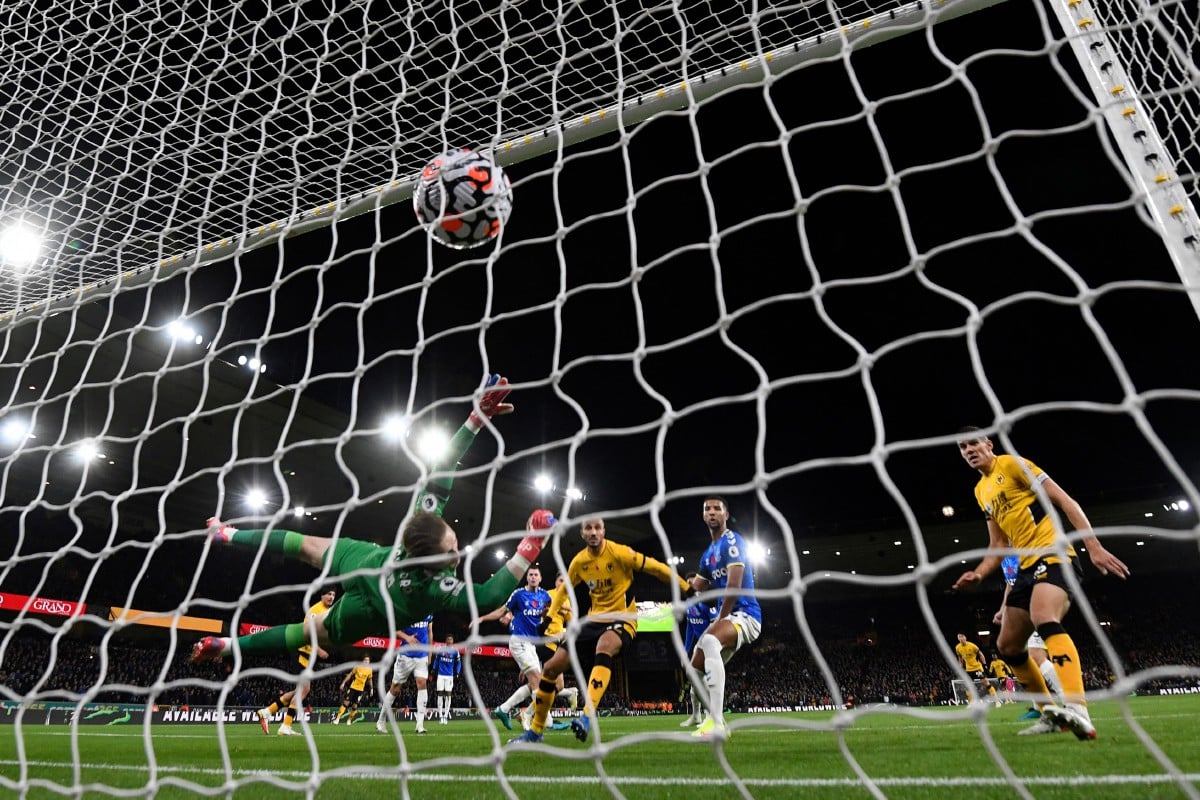 Pemain Wolves, Max Kilman meledak gol buat pasukannya dalam aksi Liga Perdana Inggeris. FOTO AFP