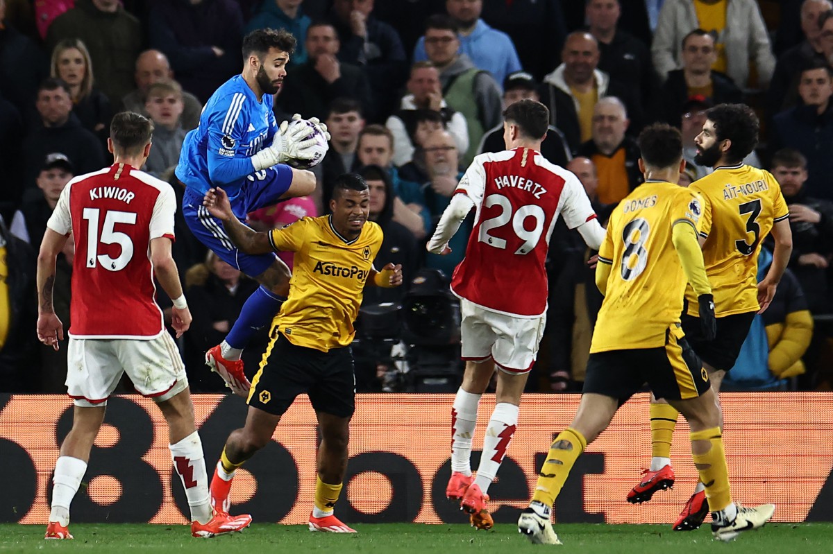 PENJAGA gol Arsenal David Raya menyelamatkan percubaan pemain Wolves, Mario Lemina. -FOTO AFP