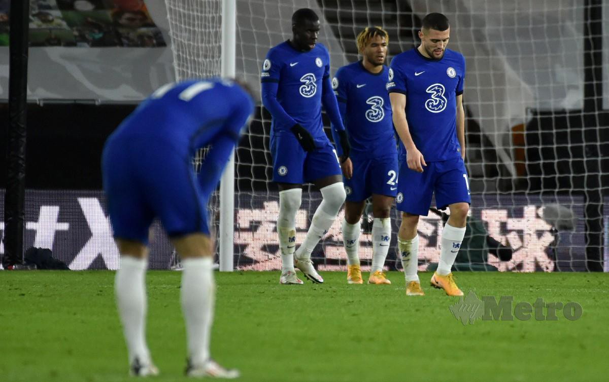 PEMAIN Chelsea kecewa selepas mereka gagal mencatat kemenangan ketika berdepan Wolves awal pagi tadi. FOTO AFP