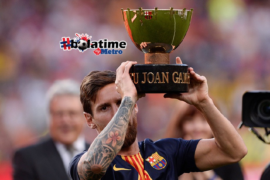 MESSI ketika menjulang trofi Joan Gamper selepas aksi persahabatan antara Barcelona dan Boca Juniors.  FOTO/AFP 