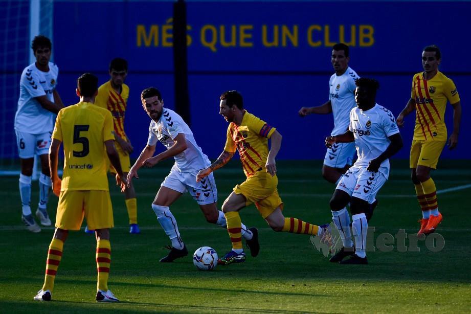 AKSI Messi (tengah) pada perlawanan persahabatan. FOTO AFP 