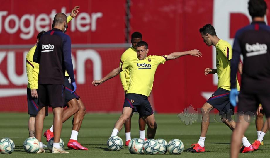 PEMAIN Barcelona dilihat bersemangat dapat berlatih bersama-sama semula. FOTO AFP 