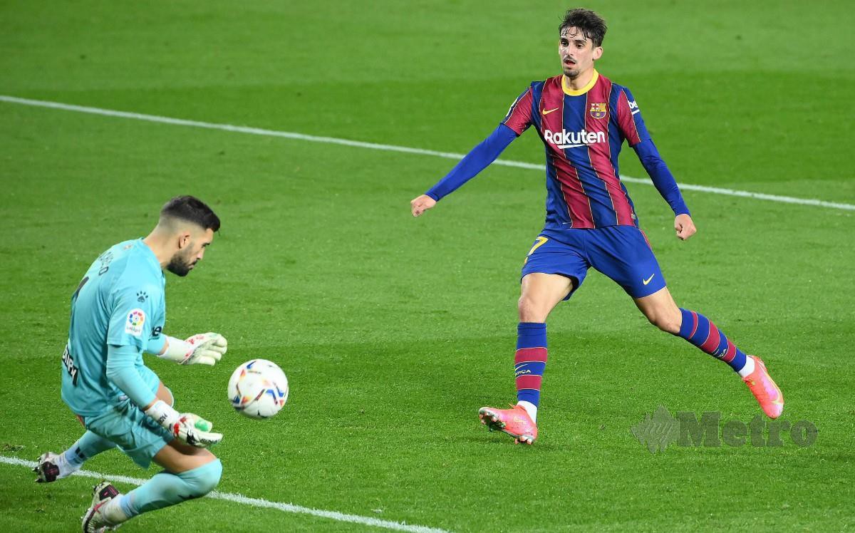 TRINCAO (kanan) meledak dua gol untuk membantu Barcelona mencatat kemenangan 2-1 ke atas Alaves. FOTO AFP