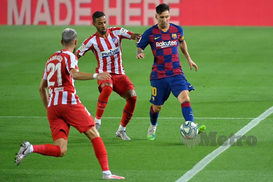 Messi (kanan) ledak gol menerusi penalti. FOTO AFP