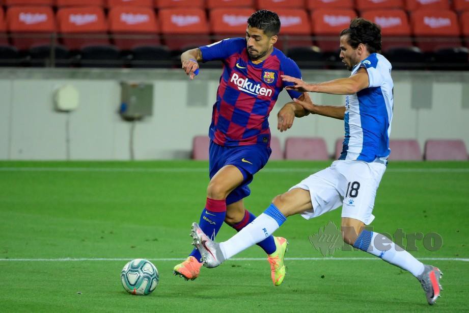 SUAREZ (kiri) meledak gol kemenangan buat Barca ketika berdepan Espanyol. FOTO AFP