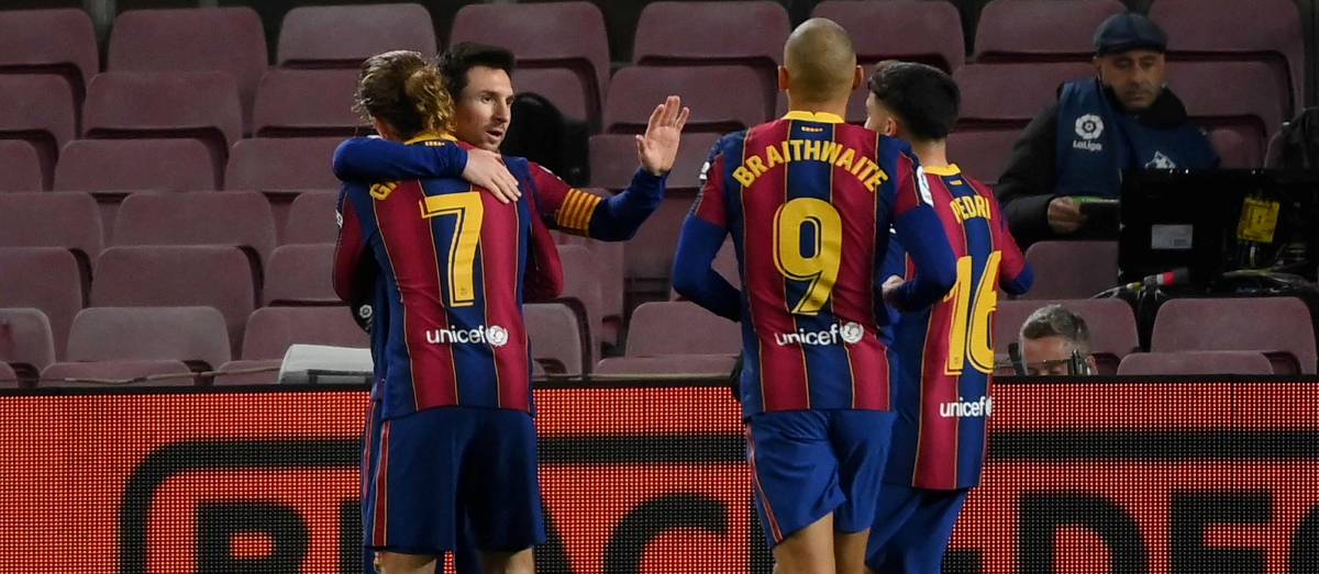 MESSI (kiri) diraikan rakan sepasukan selepas meledak gol Barca. FOTO AFP 