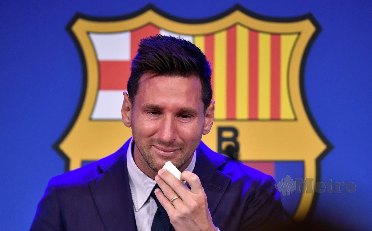 PENYERANG Argentina, Lionel Messi menangis ketika mengadakan sidang media di Camp Nou, hari ini, selepas mengesahkan akan meninggalkan Barcelona. FOTO AFP