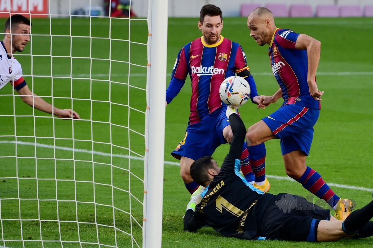 Pemain Barcelona, Martin Braithwaite (kanan) menjaringkan gol ketika berdepan Osasuna. FOTO AFP