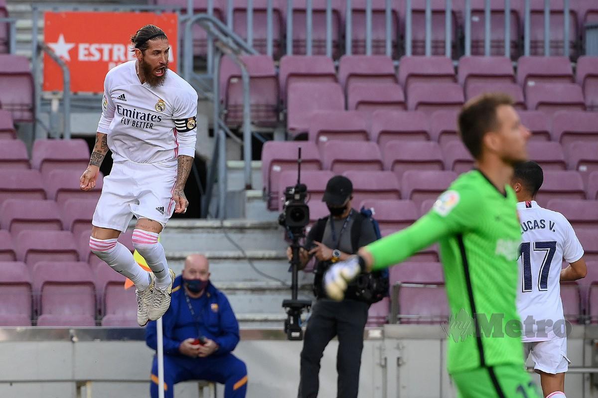 Sergio Ramos meraikan jaringan penalti Real Madrid ketika menentang Barcelona. FOTO AFP