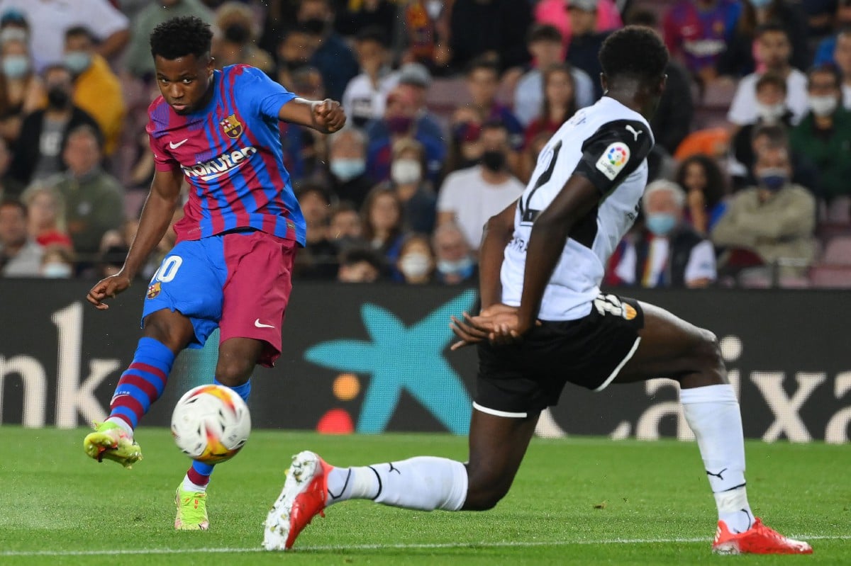 Bintang Barcelona, Ansu Fati (kiri) meledak gol pembukaan buat pasukannya ketika berdepan Valencia. FOTO AFP