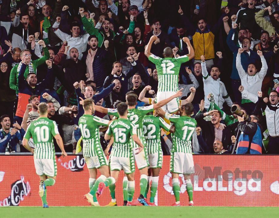 PEMAIN Real Betis meraikan kemenangan di hadapan penyokong di Stadium  Benito Villamarin. FOTO AFP