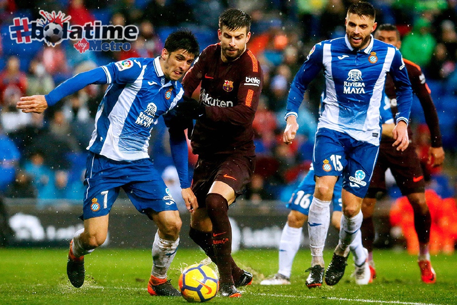 PIQUE (tengah) melepasi pertahanan Espanyol. FOTO/AFP 