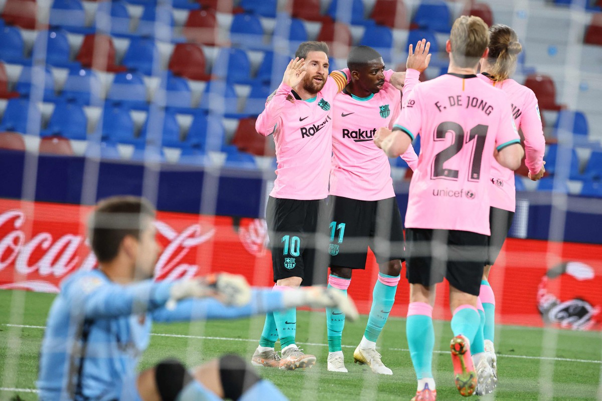 Messi (kiri) meraikan jaringan bersama rakan sepasukan ketika aksi La Liga membabitkan Barcelona menentang Levante. FOTO AFP