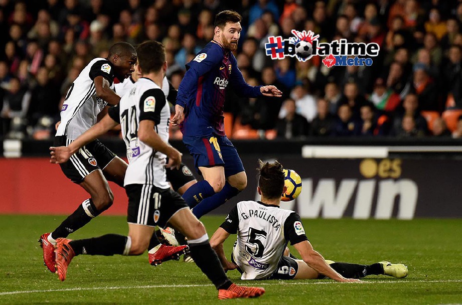 GOL Messi (kanan) tidak dikira walaupun  sudah melepasi garisan gawang gol. FOTO/AFP   
