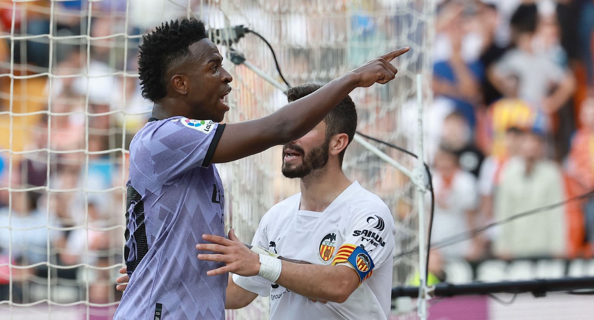 VINICIUS berdiri di belakang gol berhadapan dengan penyokong dan menunjuk ke arah pelaku yang mengejeknya. FOTO AFP