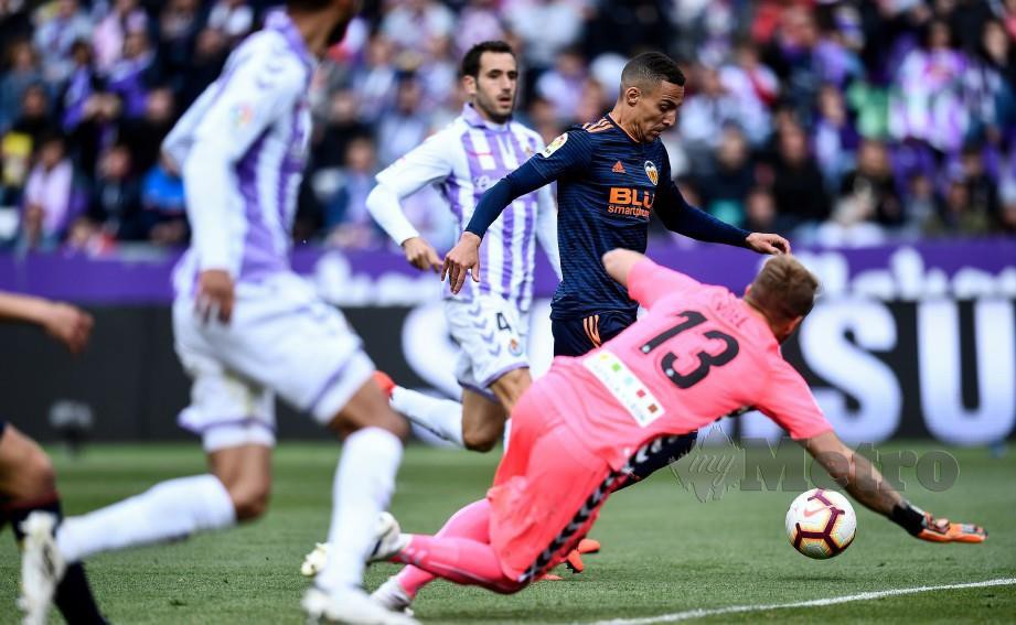 Penyerang Valencia, Rodrigo Moreno menjaringkan gol menewaskan penjaga gol Real Valladolid, Yoel Rodriguez (kanan). FOTO AFP.