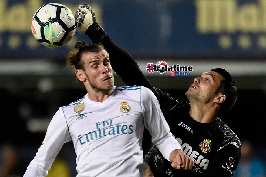 PENJAGA gol Villarreal Andres Fernandez (kanan) menumbuk bola keluar selepas diasak Bale. FOTO/AFP   