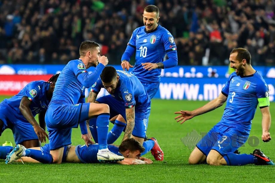BARELLA terbaring meraikan jaringan pertama bersama rakan sepasukan ketika menentang Finland di Stadium Friuli, Udine.  - FOTO AFP 