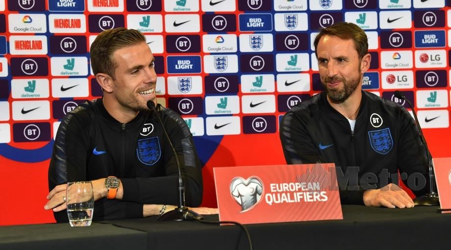 SOUTHGATE (kanan) dan pemain tengah England, Jordan Henderson  ketika sidang akhbar di Stadium St Mary, awal pagi tadi. -  FOTO AFP