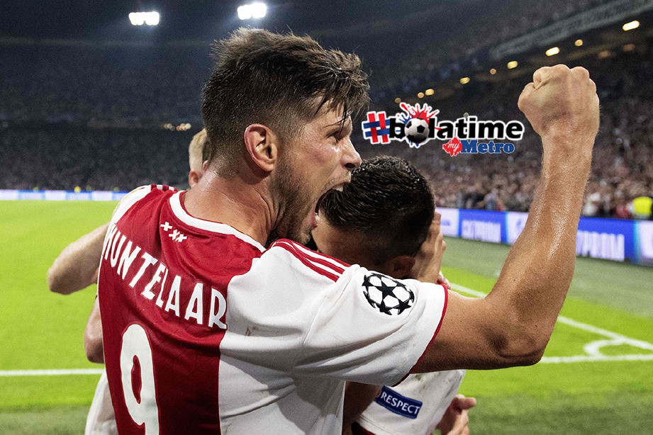 PEMAIN Ajax Klaas-Jan Huntelaar meraikan kemenangan ke atas Dynamo Kiev. FOTO/AFP 