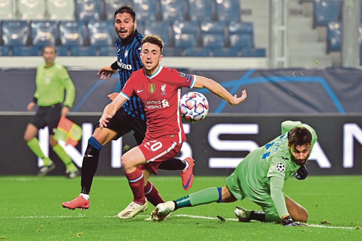 AKSI Jota menjaringkan gol ketika menentang Atalanta di Bergamo. FOTO AFP  