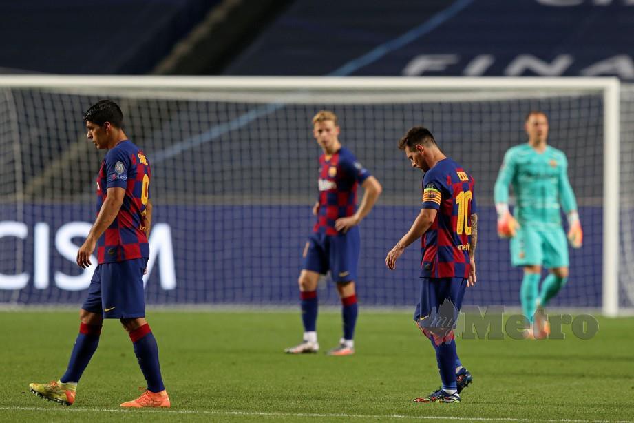 Penyerang Barcelona Lionel Messi (kanan) dan Luis Suarez (kiri) kecewa dengan kekalahan pasukannya. FOTO AFP. 