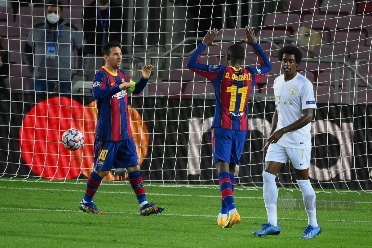 Penyerang Barcelona, Ousmane Dembele (tengah) meraikan kejayaan menjaringkan gol bersama Lionel Messi pada aksi Liga Juara-Juara. FOTO AFP