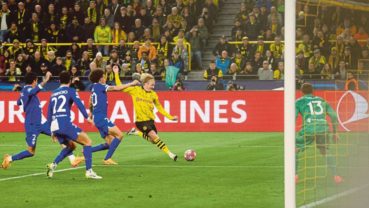 BRANDT (empat dari kiri) menjaringkan gol pembukaan Dortmund. FOTO AFP 