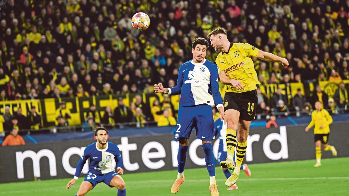 FUELLKRUG (kanan) menanduk masuk gol ketiga Dortmund ketika menewaskan Atletico Madrid, awal pagi tadi. FOTO AFP 
