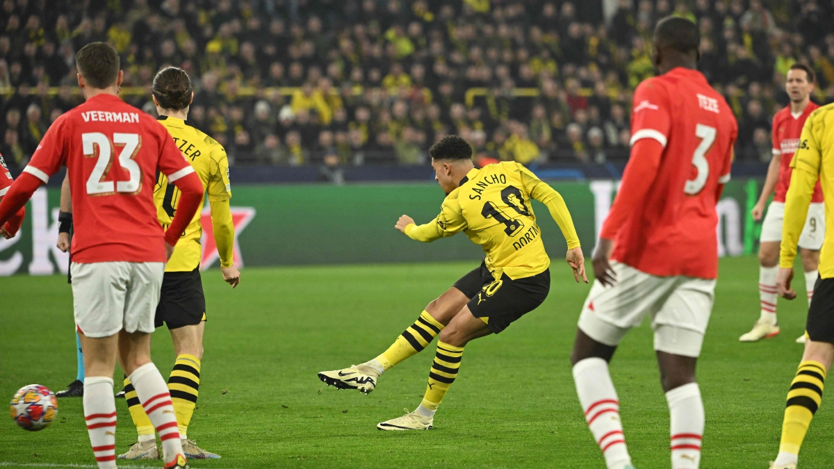SANCHO (jersi 10) merembat masuk gol pembukaan yang memastikan Dortmund ke suku akhir UCL. FOTO AFP 