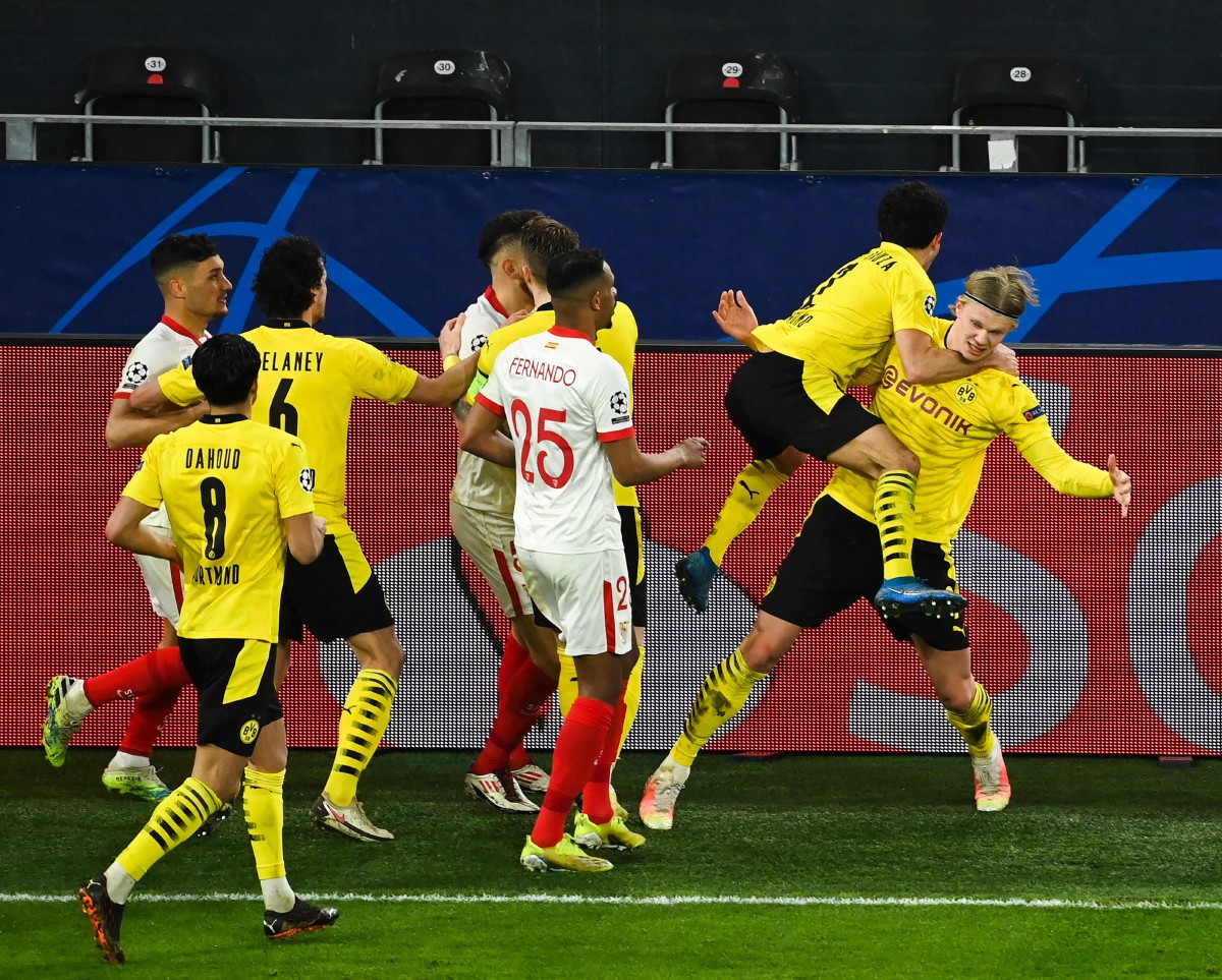 Penyerang Dortmund, Erling Braut Haaland (kanan) meraikan jaringan bersama rakan sepasukannya pada aksi Liga Juara-Juara pagi ini. FOTO AFP