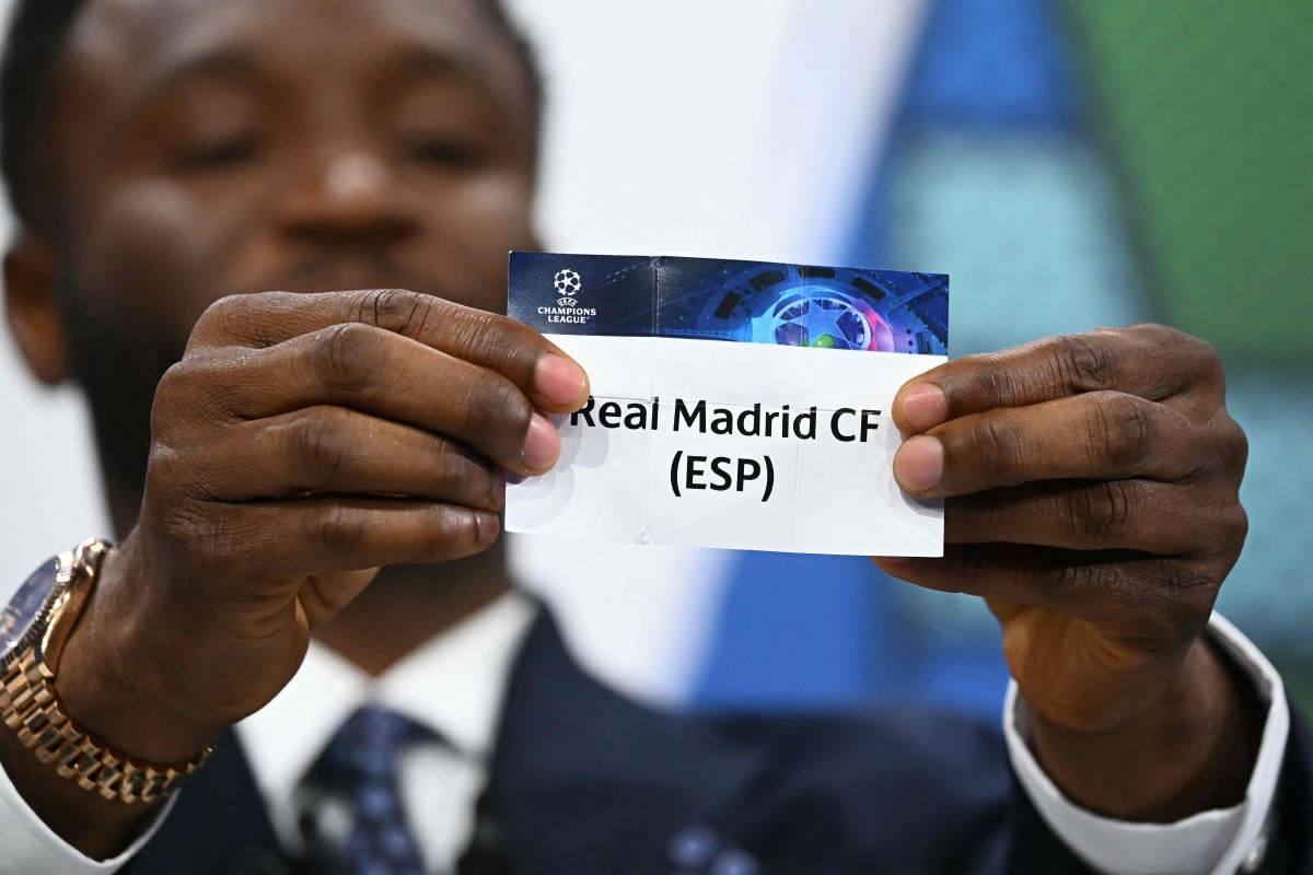BEKAS pemain Nigeria John Obi Mikel menayangkan kertas tertera  Real Madrid ketika sesi undian di Nyon hari ini.