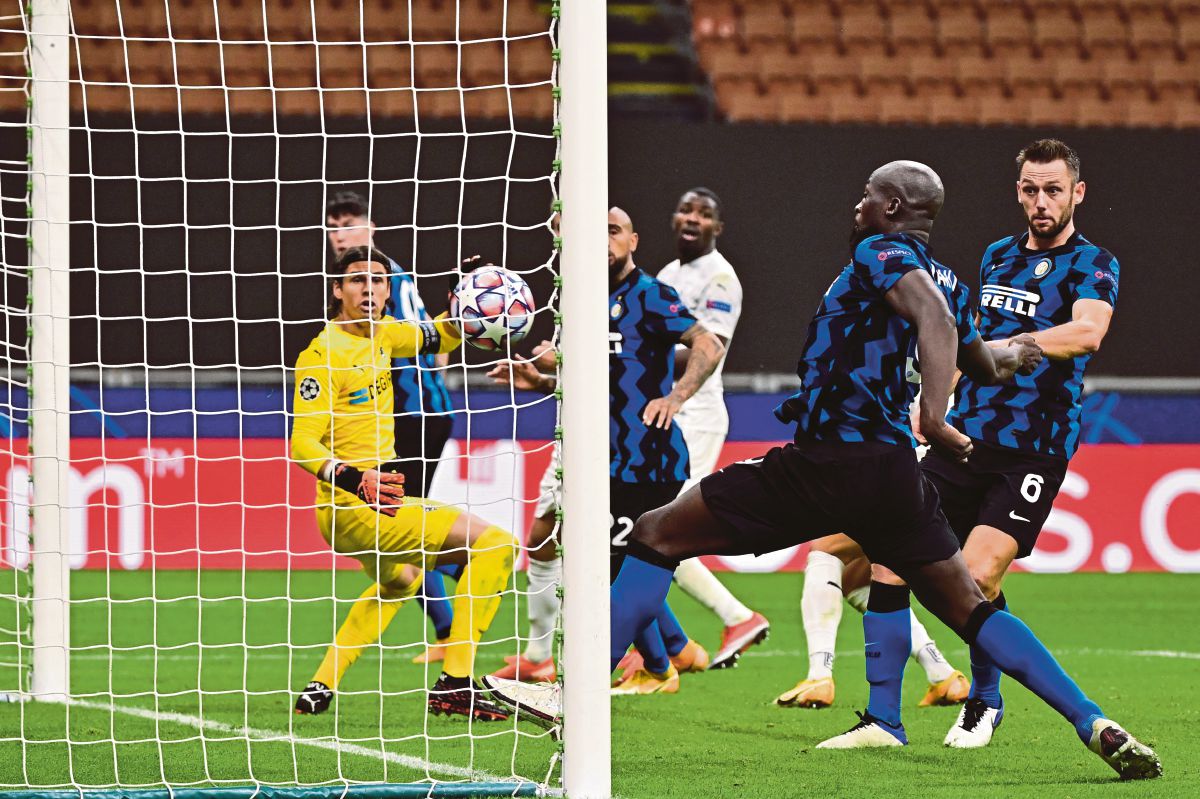 LUKAKU menjaringkan gol penyamaan Inter. FOTO AFP