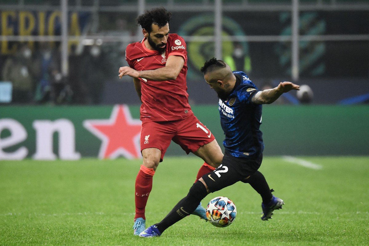 Penyerang Liverpool, Mohamed Salah (kiri) dikawal pemain Inter Milan pada aksi Liga Juara-Juara di Milan. FOTO AFP