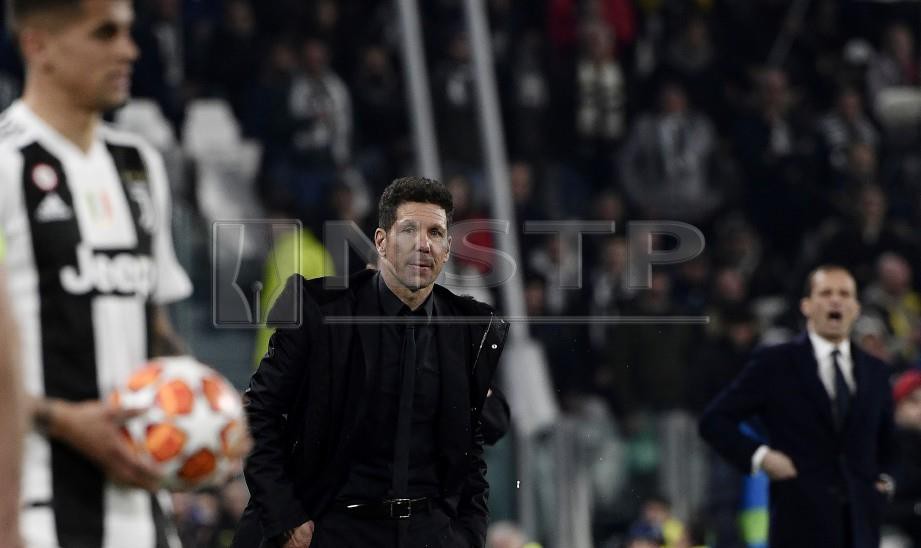 Reaksi berbeza dua jurulatih Simeone (tengah) dan Allegri (kanan) ketika perlawanan Liga Juara-Juara. FOTO AFP.