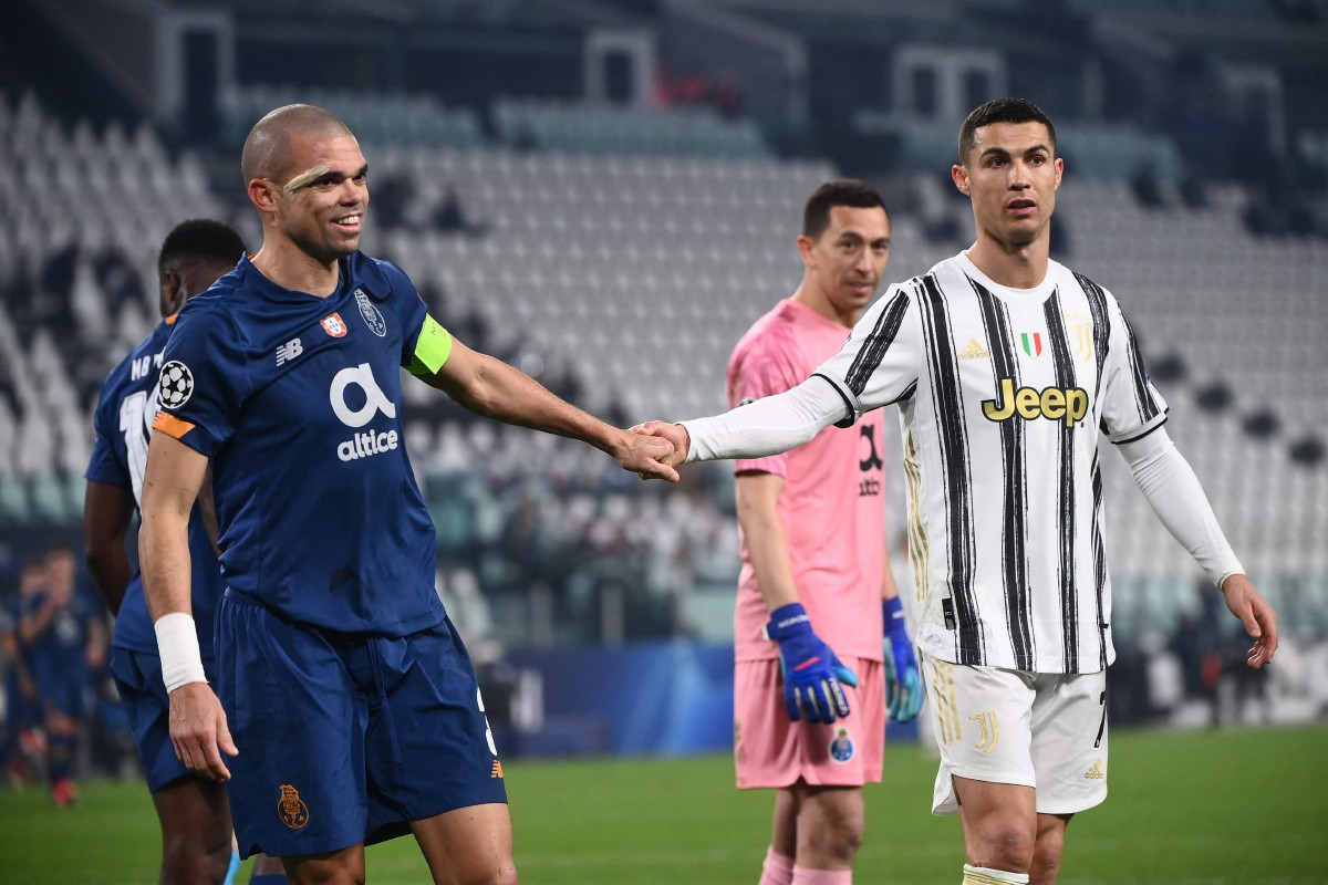 Pemain pertahanan Porto, Pepe (kiri) bersalaman dengan Cristiano Ronaldo pada aksi Liga Juara-Juara. FOTO AFP