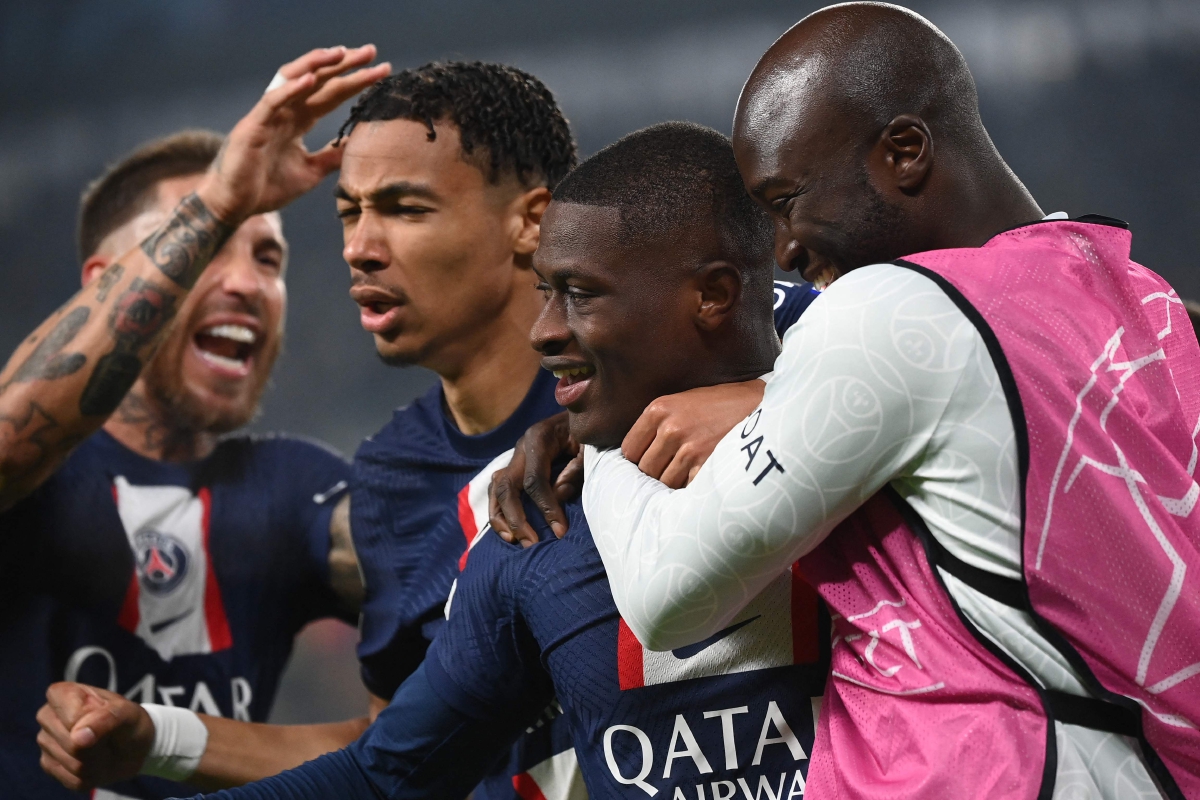 MENDES (tengah) diraikan rakan sepasukan selepas meledak gol kemenangan PSG.