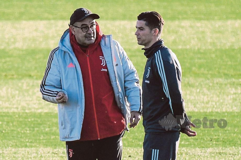 SARRI memberi arahan kepada Ronaldo ketika sesi latihan di  Pusat Latihan Continassa di Turin. - FOTO AFP  