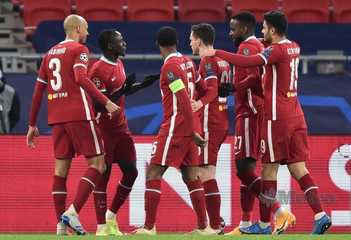 Penyerang Liverpool, Sadio Mane (dua kiri) meraikan jaringan bersama rakan sepasukan pada aksi Liga Juara-Juara. FOTO AFP.