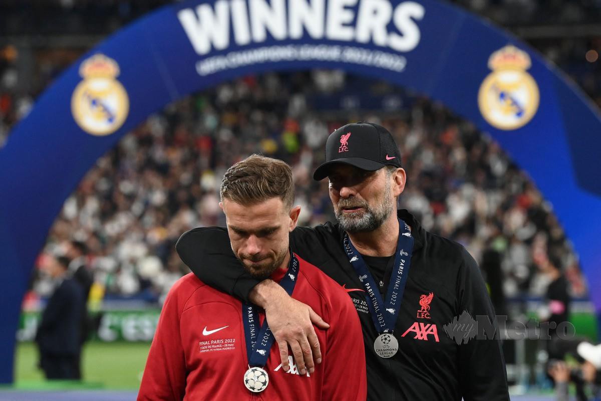 JORDAN Henderson (kiri) cuba ditenangkan Klopp selepas Liverpool tewas kepada Real Madrid pada final Liga Juara-Juara. -FOTO AFP 
