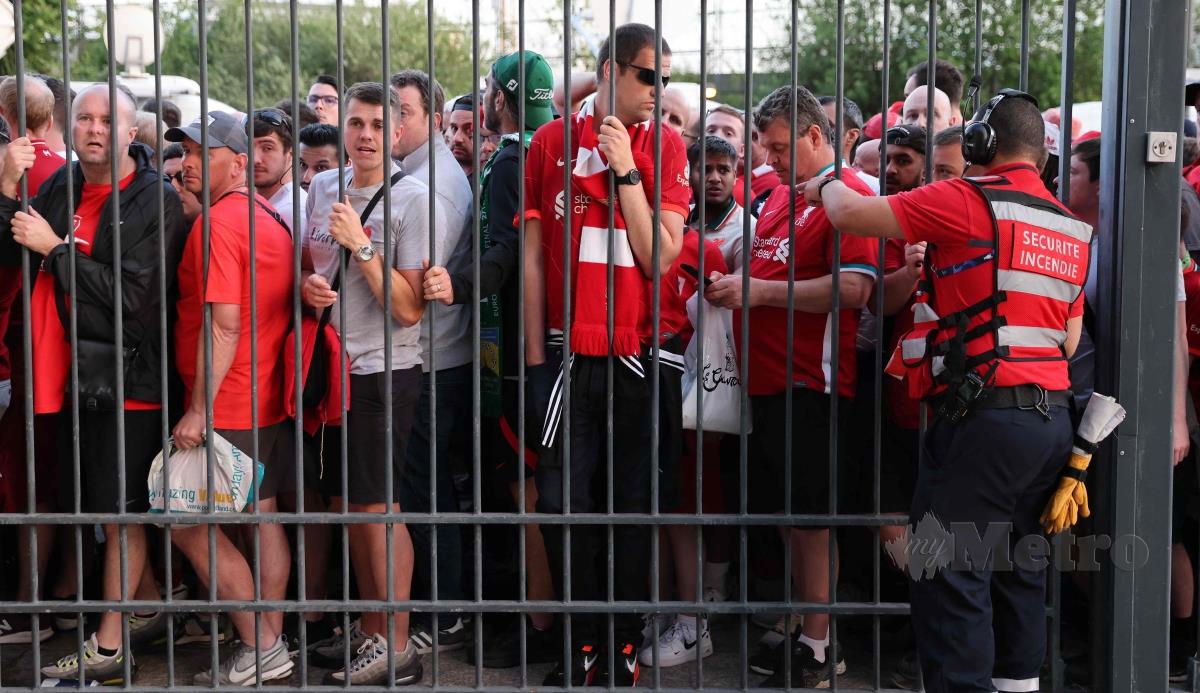 PENYOKONG Liverpool berdiri di luar Stade de France sebelum final Liga Juara-Juara Eropah, Sabtu lalu. FOTO AFP