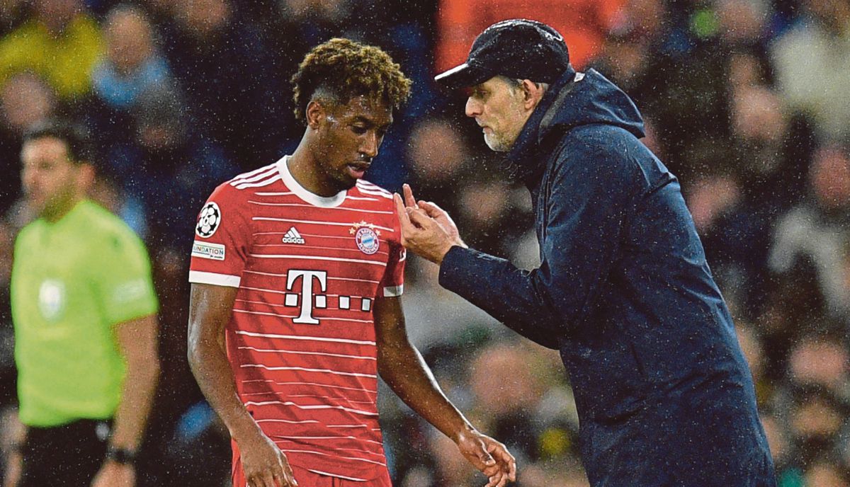 TUCHEL (kanan) berkata sesuatu kepada penyerang Bayern dari Perancis, Kingsley Coman ketika menentang Manchester City. FOTO AFP