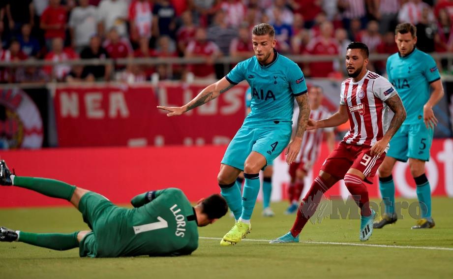 PENJAGA gol Tottenham, Hugo Lloris menyelamatkan gawangnya dalam aksi di Stadium  Georgios Karaiskakis, Athens. - FOTO AFP 