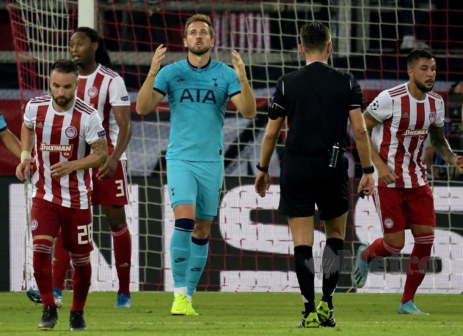 Penyerang Tottenham Hotspur, Harry Kane (tengah). FOTO File AFP