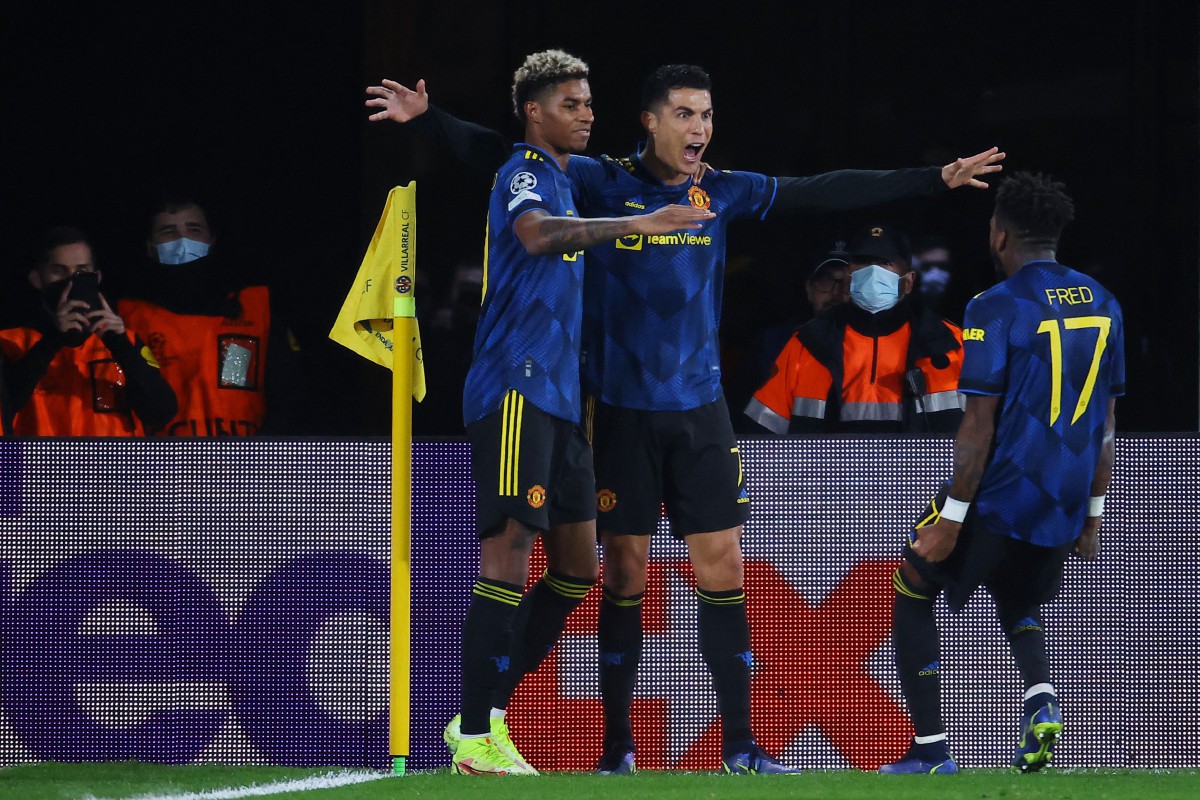 Penyerang Manchester United, Cristiano Ronaldo (tengah) meraikan jaringan bersama rakan sepasukan ketika aksi Liga Juara-Juara menentang Villarreal. FOTO AFP