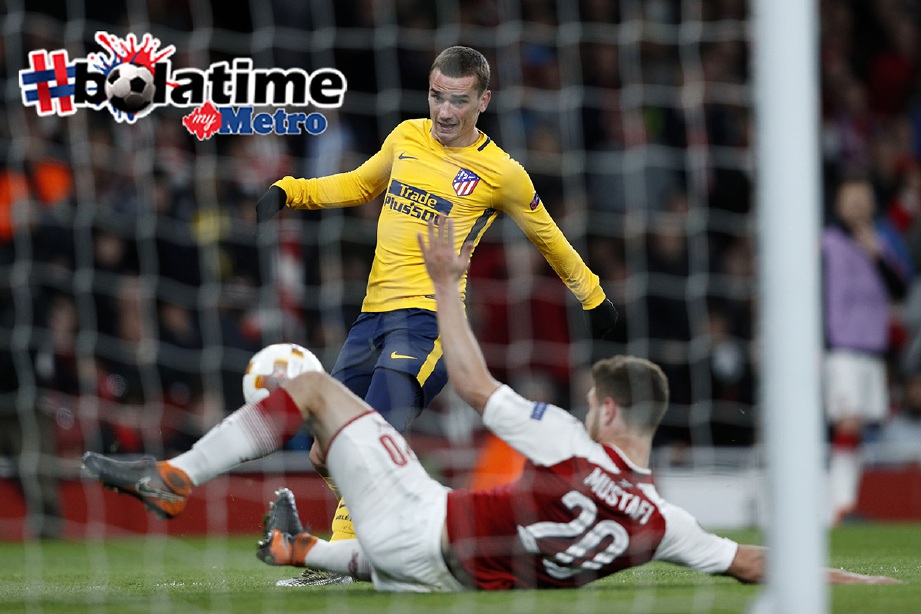 GRIEZMANN (tengah) jaring gol penyamaan buat Atletico ketika aksi menentang Arsenal. -Foto AFP